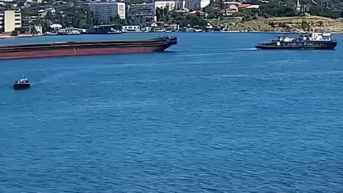 Як росіяни перевозять крадене зерно з України методом «із судна на судно» - розслідування центру «Миротворець»
